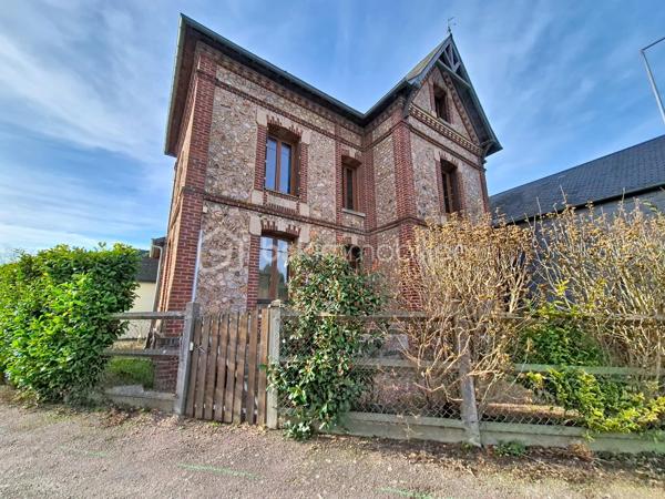 Coup de coeur pour cette jolie bâtisse en brique et silex, très atypique, datant de 1913, située en plein centre de Beuzeville !
Au rez-de-chaussée, vous profiterez d'une entrée, d'un spacieux séjour/salon baigné de lumière, d'une cuisine aménagée/équipée et d'un wc. Au 1er étage, un palier dessert une chambre avec placard, et une chambre avec salle d'eau et wc privatifs. Au 2ème étage, vous trouverez deux chambres, un bureau et un cabinet de toilettes. Ce bien bénéficie également d'une cave enterrée, avec son coin chaufferie. Elle est édifiée sur une parcelle d'environ 200 m², entièrement clôturée, avec un coin terrasse sous appentis, un abri de jardin, et un espace pour y stationner un véhicule. Contactez moi sans tarder pour en savoir plus et pour la visiter ! VISITE VIRTUELLE DISPONIBLE SUR DEMANDE