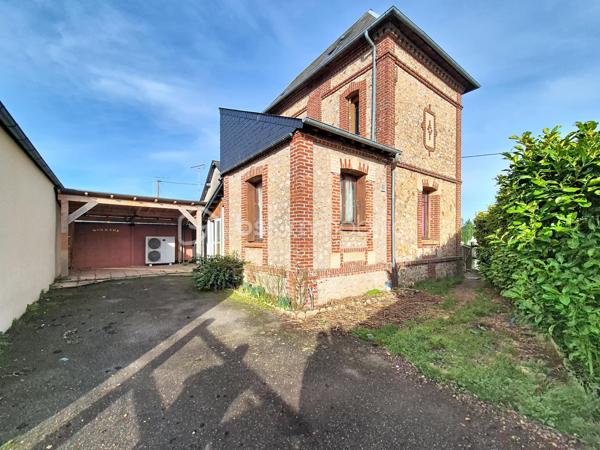 Coup de coeur pour cette jolie bâtisse en brique et silex, très atypique, datant de 1913, située en plein centre de Beuzeville !
Au rez-de-chaussée, vous profiterez d'une entrée, d'un spacieux séjour/salon baigné de lumière, d'une cuisine aménagée/équipée et d'un wc. Au 1er étage, un palier dessert une chambre avec placard, et une chambre avec salle d'eau et wc privatifs. Au 2ème étage, vous trouverez deux chambres, un bureau et un cabinet de toilettes. Ce bien bénéficie également d'une cave enterrée, avec son coin chaufferie. Elle est édifiée sur une parcelle d'environ 200 m², entièrement clôturée, avec un coin terrasse sous appentis, un abri de jardin, et un espace pour y stationner un véhicule. Contactez moi sans tarder pour en savoir plus et pour la visiter ! VISITE VIRTUELLE DISPONIBLE SUR DEMANDE