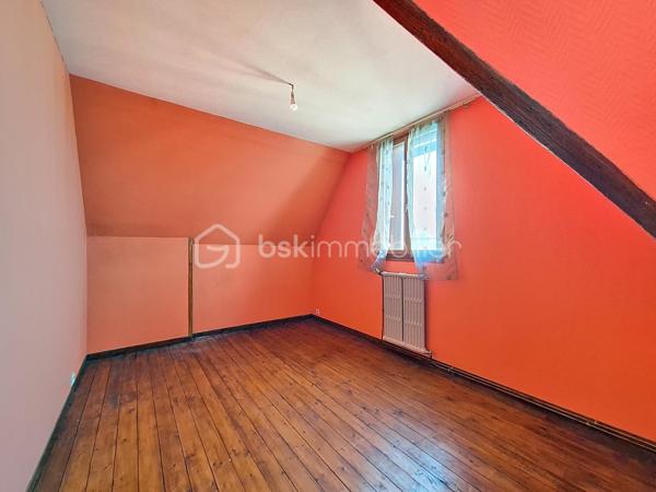 Coup de coeur pour cette jolie bâtisse en brique et silex, très atypique, datant de 1913, située en plein centre de Beuzeville !
Au rez-de-chaussée, vous profiterez d'une entrée, d'un spacieux séjour/salon baigné de lumière, d'une cuisine aménagée/équipée et d'un wc. Au 1er étage, un palier dessert une chambre avec placard, et une chambre avec salle d'eau et wc privatifs. Au 2ème étage, vous trouverez deux chambres, un bureau et un cabinet de toilettes. Ce bien bénéficie également d'une cave enterrée, avec son coin chaufferie. Elle est édifiée sur une parcelle d'environ 200 m², entièrement clôturée, avec un coin terrasse sous appentis, un abri de jardin, et un espace pour y stationner un véhicule. Contactez moi sans tarder pour en savoir plus et pour la visiter ! VISITE VIRTUELLE DISPONIBLE SUR DEMANDE