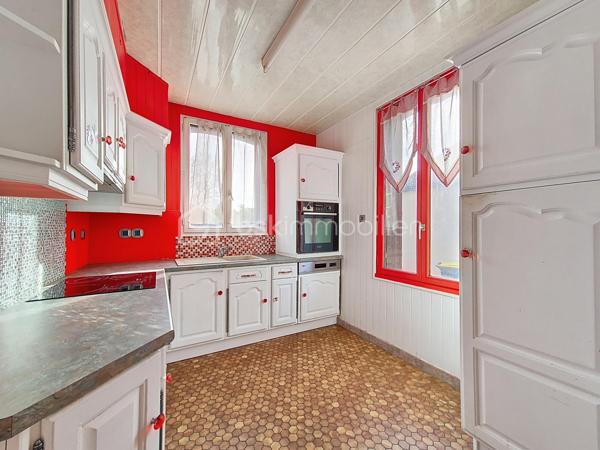 Coup de coeur pour cette jolie bâtisse en brique et silex, très atypique, datant de 1913, située en plein centre de Beuzeville !
Au rez-de-chaussée, vous profiterez d'une entrée, d'un spacieux séjour/salon baigné de lumière, d'une cuisine aménagée/équipée et d'un wc. Au 1er étage, un palier dessert une chambre avec placard, et une chambre avec salle d'eau et wc privatifs. Au 2ème étage, vous trouverez deux chambres, un bureau et un cabinet de toilettes. Ce bien bénéficie également d'une cave enterrée, avec son coin chaufferie. Elle est édifiée sur une parcelle d'environ 200 m², entièrement clôturée, avec un coin terrasse sous appentis, un abri de jardin, et un espace pour y stationner un véhicule. Contactez moi sans tarder pour en savoir plus et pour la visiter ! VISITE VIRTUELLE DISPONIBLE SUR DEMANDE
