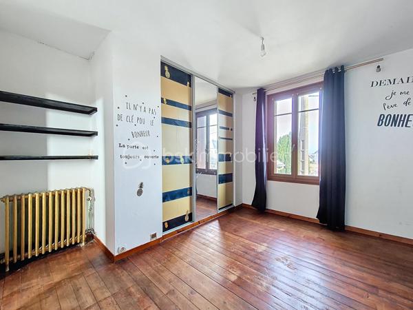 Coup de coeur pour cette jolie bâtisse en brique et silex, très atypique, datant de 1913, située en plein centre de Beuzeville !
Au rez-de-chaussée, vous profiterez d'une entrée, d'un spacieux séjour/salon baigné de lumière, d'une cuisine aménagée/équipée et d'un wc. Au 1er étage, un palier dessert une chambre avec placard, et une chambre avec salle d'eau et wc privatifs. Au 2ème étage, vous trouverez deux chambres, un bureau et un cabinet de toilettes. Ce bien bénéficie également d'une cave enterrée, avec son coin chaufferie. Elle est édifiée sur une parcelle d'environ 200 m², entièrement clôturée, avec un coin terrasse sous appentis, un abri de jardin, et un espace pour y stationner un véhicule. Contactez moi sans tarder pour en savoir plus et pour la visiter ! VISITE VIRTUELLE DISPONIBLE SUR DEMANDE
