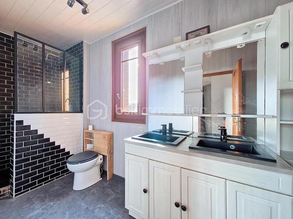 Coup de coeur pour cette jolie bâtisse en brique et silex, très atypique, datant de 1913, située en plein centre de Beuzeville !
Au rez-de-chaussée, vous profiterez d'une entrée, d'un spacieux séjour/salon baigné de lumière, d'une cuisine aménagée/équipée et d'un wc. Au 1er étage, un palier dessert une chambre avec placard, et une chambre avec salle d'eau et wc privatifs. Au 2ème étage, vous trouverez deux chambres, un bureau et un cabinet de toilettes. Ce bien bénéficie également d'une cave enterrée, avec son coin chaufferie. Elle est édifiée sur une parcelle d'environ 200 m², entièrement clôturée, avec un coin terrasse sous appentis, un abri de jardin, et un espace pour y stationner un véhicule. Contactez moi sans tarder pour en savoir plus et pour la visiter ! VISITE VIRTUELLE DISPONIBLE SUR DEMANDE