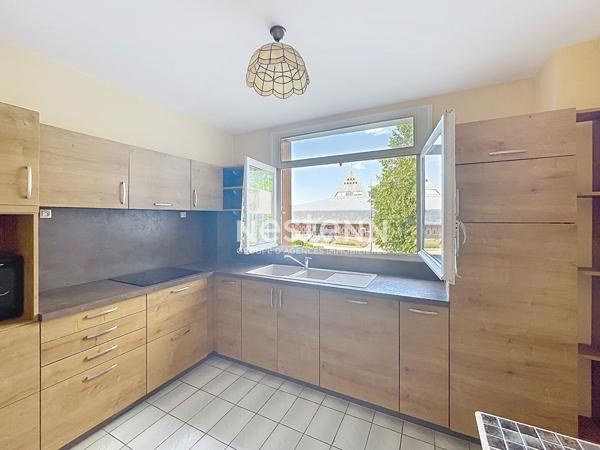 Centre-ville - Appartement 3 chambres avec ascenseur, cellier sur le palier et place de parking privative - Très bon état - Au pied de toutes les commodités