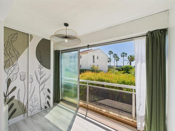 À VENDRE EN EXCLUSIVITÉ – Face à la plage, appartement avec parking privatif