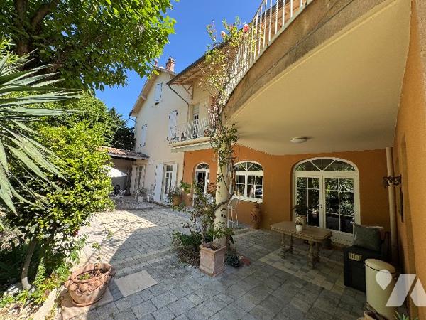 Très belle demeure  au cœur de Crest  avec son superbe jardin arboré.