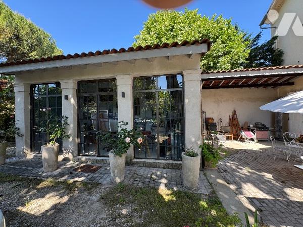 Très belle demeure  au cœur de Crest  avec son superbe jardin arboré.