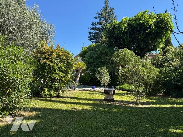 Très belle demeure  au cœur de Crest  avec son superbe jardin arboré.