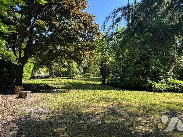 Très belle demeure  au cœur de Crest  avec son superbe jardin arboré.