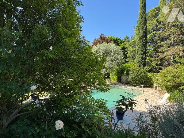 Très belle demeure  au cœur de Crest  avec son superbe jardin arboré.