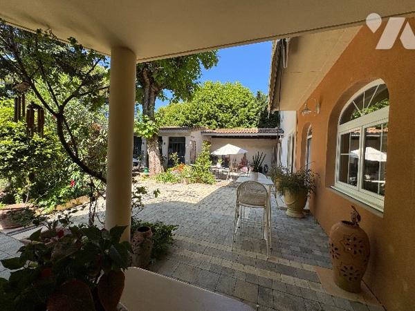 Très belle demeure  au cœur de Crest  avec son superbe jardin arboré.