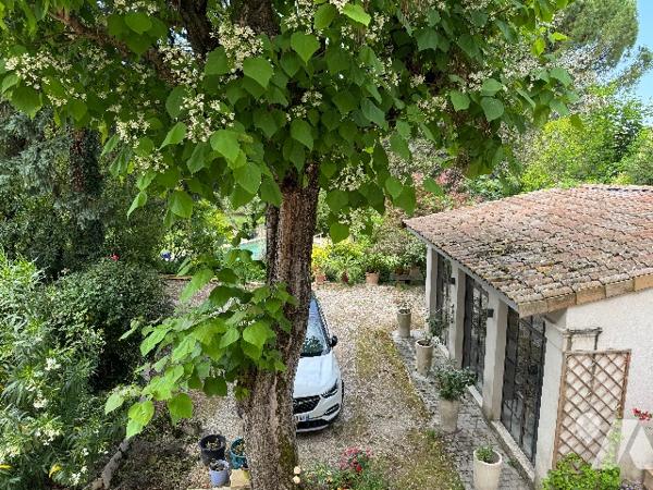 Très belle demeure  au cœur de Crest  avec son superbe jardin arboré.