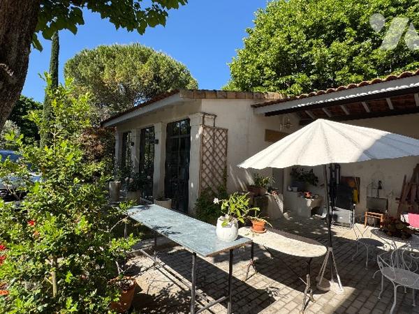 Très belle demeure  au cœur de Crest  avec son superbe jardin arboré.