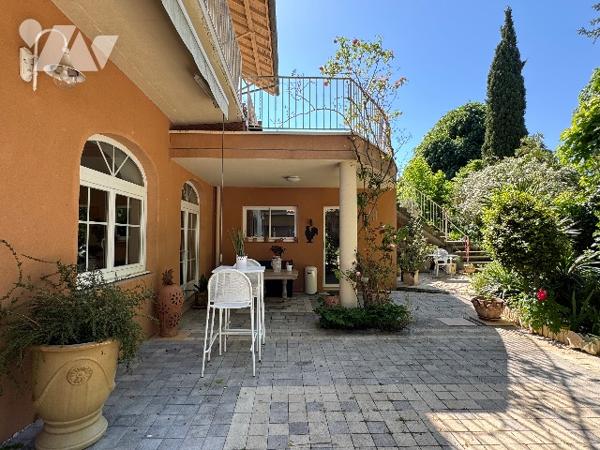 Très belle demeure  au cœur de Crest  avec son superbe jardin arboré.