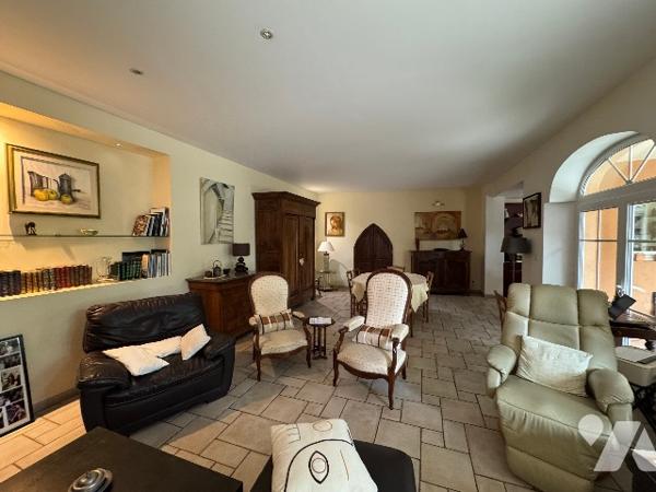 Très belle demeure  au cœur de Crest  avec son superbe jardin arboré.