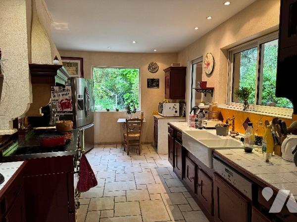 Très belle demeure  au cœur de Crest  avec son superbe jardin arboré.