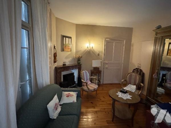 Très belle demeure  au cœur de Crest  avec son superbe jardin arboré.