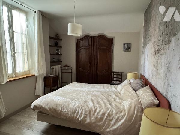 Très belle demeure  au cœur de Crest  avec son superbe jardin arboré.