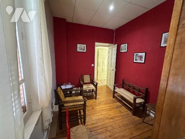 Très belle demeure  au cœur de Crest  avec son superbe jardin arboré.