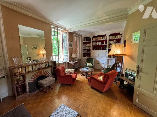 Très belle demeure  au cœur de Crest  avec son superbe jardin arboré.