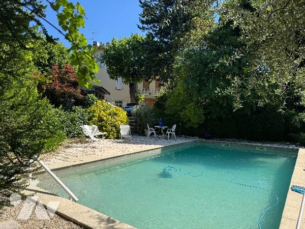 Très belle demeure  au cœur de Crest  avec son superbe jardin arboré.