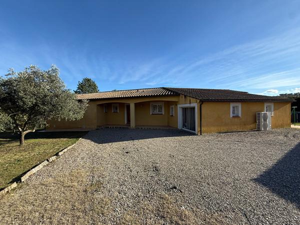 Maison plain-pied Montlegun 190 m² sur vaste terrain arboré avec terrasse et garage indépendant