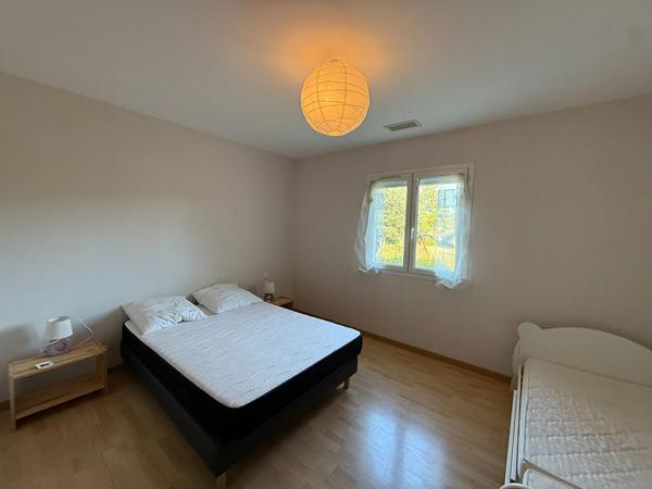 Maison plain-pied Montlegun 190 m² sur vaste terrain arboré avec terrasse et garage indépendant