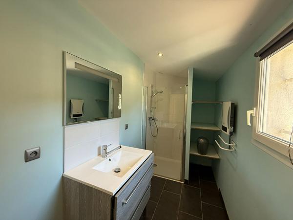 Maison plain-pied Montlegun 190 m² sur vaste terrain arboré avec terrasse et garage indépendant