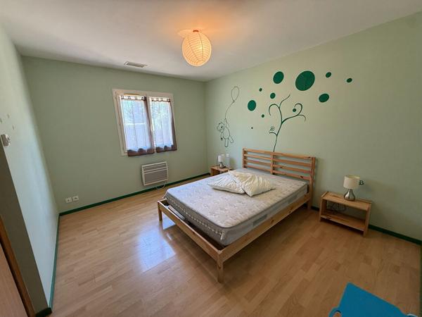 Maison plain-pied Montlegun 190 m² sur vaste terrain arboré avec terrasse et garage indépendant