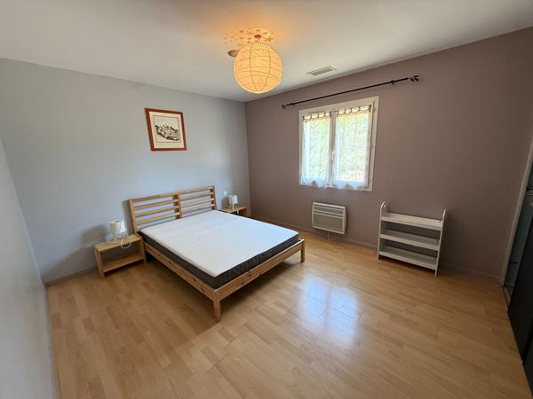 Maison plain-pied Montlegun 190 m² sur vaste terrain arboré avec terrasse et garage indépendant