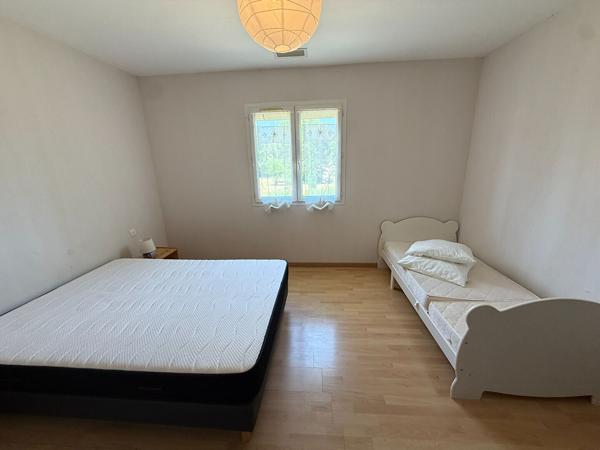 Maison plain-pied Montlegun 190 m² sur vaste terrain arboré avec terrasse et garage indépendant