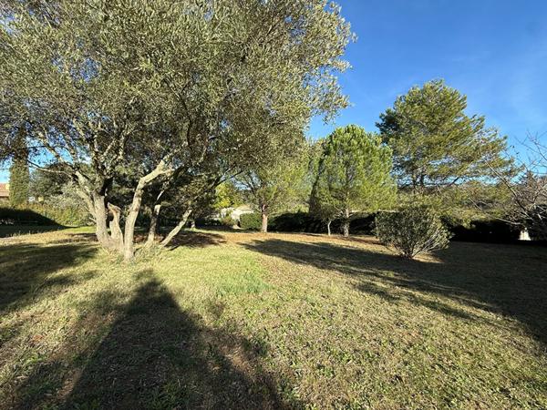 Maison plain-pied Montlegun 190 m² sur vaste terrain arboré avec terrasse et garage indépendant