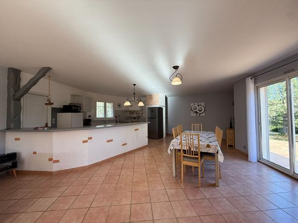 Maison plain-pied Montlegun 190 m² sur vaste terrain arboré avec terrasse et garage indépendant