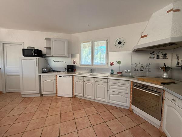 Maison plain-pied Montlegun 190 m² sur vaste terrain arboré avec terrasse et garage indépendant