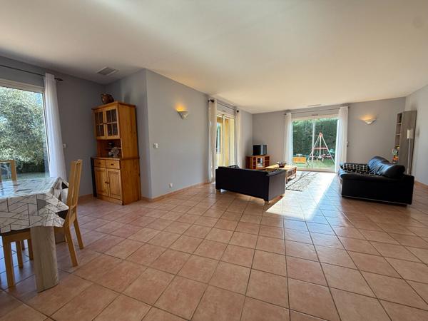 Maison plain-pied Montlegun 190 m² sur vaste terrain arboré avec terrasse et garage indépendant