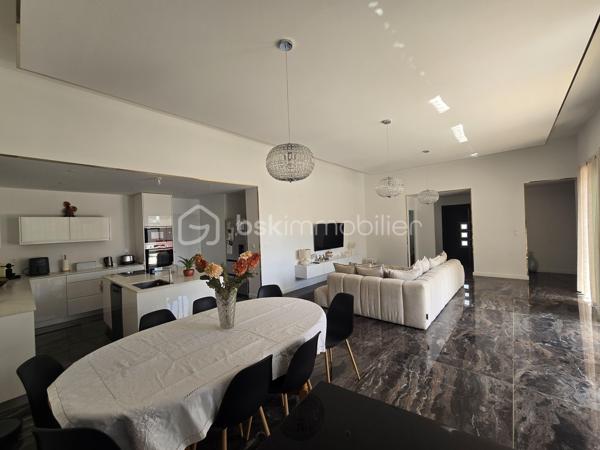 📍 À Niort, à moins de 10 minutes de l’hypercentre, découvrez cette maison contemporaine de plain-pied construite en 2022, offrant environ 139 m² habitables sur une parcelle de 340 m².

✨ Dès l’entrée, vous profitez d’une grande pièce de vie lumineuse avec salon, séjour et cuisine ouverte aménagée et équipée, pensée pour une vie conviviale et fonctionnelle.

🛏️ L’espace nuit se compose de 4 chambres, dont une suite parentale, ainsi qu’une chambre bénéficiant d’un espace spa privatif, véritable atout bien-être au quotidien.

🌡️ Côté confort, la maison est équipée d’un chauffage au sol alimenté par une pompe à chaleur, assurant une chaleur douce et homogène.

🧺 Un cellier complète l’espace intérieur, ainsi qu’un garage offrant un espace de rangement supplémentaire.

🌴 À l’extérieur, profitez d’un espace agréable et facile d’entretien avec piscine, idéal pour profiter des beaux jours sans les contraintes d’un grand terrain.

✅ Les points forts :
• Maison récente de 2022
• Plain-pied
• 139 m² habitables
• À moins de 10 min de l’hypercentre de Niort
• Grande pièce de vie lumineuse
• Cuisine ouverte aménagée et équipée
• 4 chambres
• Suite parentale
• Espace spa privatif
• Chauffage au sol
• Pompe à chaleur
• Cellier
• Garage
• Piscine
• Parcelle de 340 m²
• Extérieurs faciles d’entretien
• Maison nécessitant peu d’entretien