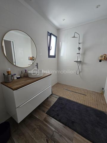 📍 À Niort, à moins de 10 minutes de l’hypercentre, découvrez cette maison contemporaine de plain-pied construite en 2022, offrant environ 139 m² habitables sur une parcelle de 340 m².

✨ Dès l’entrée, vous profitez d’une grande pièce de vie lumineuse avec salon, séjour et cuisine ouverte aménagée et équipée, pensée pour une vie conviviale et fonctionnelle.

🛏️ L’espace nuit se compose de 4 chambres, dont une suite parentale, ainsi qu’une chambre bénéficiant d’un espace spa privatif, véritable atout bien-être au quotidien.

🌡️ Côté confort, la maison est équipée d’un chauffage au sol alimenté par une pompe à chaleur, assurant une chaleur douce et homogène.

🧺 Un cellier complète l’espace intérieur, ainsi qu’un garage offrant un espace de rangement supplémentaire.

🌴 À l’extérieur, profitez d’un espace agréable et facile d’entretien avec piscine, idéal pour profiter des beaux jours sans les contraintes d’un grand terrain.

✅ Les points forts :
• Maison récente de 2022
• Plain-pied
• 139 m² habitables
• À moins de 10 min de l’hypercentre de Niort
• Grande pièce de vie lumineuse
• Cuisine ouverte aménagée et équipée
• 4 chambres
• Suite parentale
• Espace spa privatif
• Chauffage au sol
• Pompe à chaleur
• Cellier
• Garage
• Piscine
• Parcelle de 340 m²
• Extérieurs faciles d’entretien
• Maison nécessitant peu d’entretien
