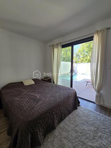 📍 À Niort, à moins de 10 minutes de l’hypercentre, découvrez cette maison contemporaine de plain-pied construite en 2022, offrant environ 139 m² habitables sur une parcelle de 340 m².

✨ Dès l’entrée, vous profitez d’une grande pièce de vie lumineuse avec salon, séjour et cuisine ouverte aménagée et équipée, pensée pour une vie conviviale et fonctionnelle.

🛏️ L’espace nuit se compose de 4 chambres, dont une suite parentale, ainsi qu’une chambre bénéficiant d’un espace spa privatif, véritable atout bien-être au quotidien.

🌡️ Côté confort, la maison est équipée d’un chauffage au sol alimenté par une pompe à chaleur, assurant une chaleur douce et homogène.

🧺 Un cellier complète l’espace intérieur, ainsi qu’un garage offrant un espace de rangement supplémentaire.

🌴 À l’extérieur, profitez d’un espace agréable et facile d’entretien avec piscine, idéal pour profiter des beaux jours sans les contraintes d’un grand terrain.

✅ Les points forts :
• Maison récente de 2022
• Plain-pied
• 139 m² habitables
• À moins de 10 min de l’hypercentre de Niort
• Grande pièce de vie lumineuse
• Cuisine ouverte aménagée et équipée
• 4 chambres
• Suite parentale
• Espace spa privatif
• Chauffage au sol
• Pompe à chaleur
• Cellier
• Garage
• Piscine
• Parcelle de 340 m²
• Extérieurs faciles d’entretien
• Maison nécessitant peu d’entretien