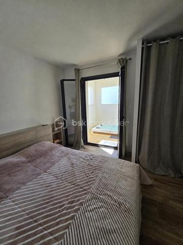 📍 À Niort, à moins de 10 minutes de l’hypercentre, découvrez cette maison contemporaine de plain-pied construite en 2022, offrant environ 139 m² habitables sur une parcelle de 340 m².

✨ Dès l’entrée, vous profitez d’une grande pièce de vie lumineuse avec salon, séjour et cuisine ouverte aménagée et équipée, pensée pour une vie conviviale et fonctionnelle.

🛏️ L’espace nuit se compose de 4 chambres, dont une suite parentale, ainsi qu’une chambre bénéficiant d’un espace spa privatif, véritable atout bien-être au quotidien.

🌡️ Côté confort, la maison est équipée d’un chauffage au sol alimenté par une pompe à chaleur, assurant une chaleur douce et homogène.

🧺 Un cellier complète l’espace intérieur, ainsi qu’un garage offrant un espace de rangement supplémentaire.

🌴 À l’extérieur, profitez d’un espace agréable et facile d’entretien avec piscine, idéal pour profiter des beaux jours sans les contraintes d’un grand terrain.

✅ Les points forts :
• Maison récente de 2022
• Plain-pied
• 139 m² habitables
• À moins de 10 min de l’hypercentre de Niort
• Grande pièce de vie lumineuse
• Cuisine ouverte aménagée et équipée
• 4 chambres
• Suite parentale
• Espace spa privatif
• Chauffage au sol
• Pompe à chaleur
• Cellier
• Garage
• Piscine
• Parcelle de 340 m²
• Extérieurs faciles d’entretien
• Maison nécessitant peu d’entretien