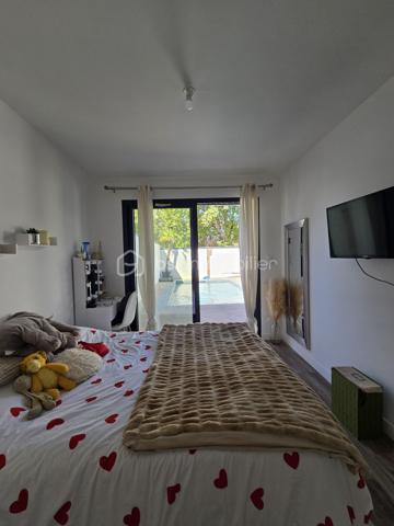 📍 À Niort, à moins de 10 minutes de l’hypercentre, découvrez cette maison contemporaine de plain-pied construite en 2022, offrant environ 139 m² habitables sur une parcelle de 340 m².

✨ Dès l’entrée, vous profitez d’une grande pièce de vie lumineuse avec salon, séjour et cuisine ouverte aménagée et équipée, pensée pour une vie conviviale et fonctionnelle.

🛏️ L’espace nuit se compose de 4 chambres, dont une suite parentale, ainsi qu’une chambre bénéficiant d’un espace spa privatif, véritable atout bien-être au quotidien.

🌡️ Côté confort, la maison est équipée d’un chauffage au sol alimenté par une pompe à chaleur, assurant une chaleur douce et homogène.

🧺 Un cellier complète l’espace intérieur, ainsi qu’un garage offrant un espace de rangement supplémentaire.

🌴 À l’extérieur, profitez d’un espace agréable et facile d’entretien avec piscine, idéal pour profiter des beaux jours sans les contraintes d’un grand terrain.

✅ Les points forts :
• Maison récente de 2022
• Plain-pied
• 139 m² habitables
• À moins de 10 min de l’hypercentre de Niort
• Grande pièce de vie lumineuse
• Cuisine ouverte aménagée et équipée
• 4 chambres
• Suite parentale
• Espace spa privatif
• Chauffage au sol
• Pompe à chaleur
• Cellier
• Garage
• Piscine
• Parcelle de 340 m²
• Extérieurs faciles d’entretien
• Maison nécessitant peu d’entretien