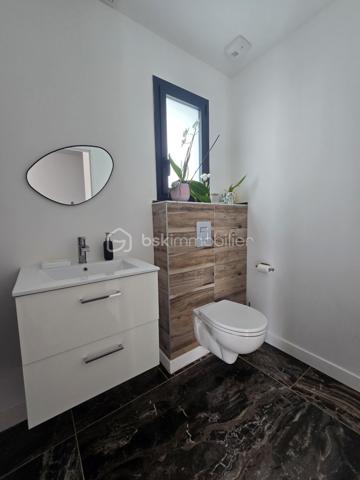 📍 À Niort, à moins de 10 minutes de l’hypercentre, découvrez cette maison contemporaine de plain-pied construite en 2022, offrant environ 139 m² habitables sur une parcelle de 340 m².

✨ Dès l’entrée, vous profitez d’une grande pièce de vie lumineuse avec salon, séjour et cuisine ouverte aménagée et équipée, pensée pour une vie conviviale et fonctionnelle.

🛏️ L’espace nuit se compose de 4 chambres, dont une suite parentale, ainsi qu’une chambre bénéficiant d’un espace spa privatif, véritable atout bien-être au quotidien.

🌡️ Côté confort, la maison est équipée d’un chauffage au sol alimenté par une pompe à chaleur, assurant une chaleur douce et homogène.

🧺 Un cellier complète l’espace intérieur, ainsi qu’un garage offrant un espace de rangement supplémentaire.

🌴 À l’extérieur, profitez d’un espace agréable et facile d’entretien avec piscine, idéal pour profiter des beaux jours sans les contraintes d’un grand terrain.

✅ Les points forts :
• Maison récente de 2022
• Plain-pied
• 139 m² habitables
• À moins de 10 min de l’hypercentre de Niort
• Grande pièce de vie lumineuse
• Cuisine ouverte aménagée et équipée
• 4 chambres
• Suite parentale
• Espace spa privatif
• Chauffage au sol
• Pompe à chaleur
• Cellier
• Garage
• Piscine
• Parcelle de 340 m²
• Extérieurs faciles d’entretien
• Maison nécessitant peu d’entretien
