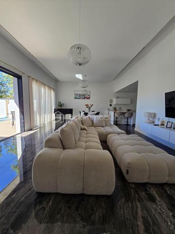 📍 À Niort, à moins de 10 minutes de l’hypercentre, découvrez cette maison contemporaine de plain-pied construite en 2022, offrant environ 139 m² habitables sur une parcelle de 340 m².

✨ Dès l’entrée, vous profitez d’une grande pièce de vie lumineuse avec salon, séjour et cuisine ouverte aménagée et équipée, pensée pour une vie conviviale et fonctionnelle.

🛏️ L’espace nuit se compose de 4 chambres, dont une suite parentale, ainsi qu’une chambre bénéficiant d’un espace spa privatif, véritable atout bien-être au quotidien.

🌡️ Côté confort, la maison est équipée d’un chauffage au sol alimenté par une pompe à chaleur, assurant une chaleur douce et homogène.

🧺 Un cellier complète l’espace intérieur, ainsi qu’un garage offrant un espace de rangement supplémentaire.

🌴 À l’extérieur, profitez d’un espace agréable et facile d’entretien avec piscine, idéal pour profiter des beaux jours sans les contraintes d’un grand terrain.

✅ Les points forts :
• Maison récente de 2022
• Plain-pied
• 139 m² habitables
• À moins de 10 min de l’hypercentre de Niort
• Grande pièce de vie lumineuse
• Cuisine ouverte aménagée et équipée
• 4 chambres
• Suite parentale
• Espace spa privatif
• Chauffage au sol
• Pompe à chaleur
• Cellier
• Garage
• Piscine
• Parcelle de 340 m²
• Extérieurs faciles d’entretien
• Maison nécessitant peu d’entretien
