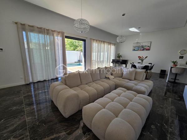 📍 À Niort, à moins de 10 minutes de l’hypercentre, découvrez cette maison contemporaine de plain-pied construite en 2022, offrant environ 139 m² habitables sur une parcelle de 340 m².

✨ Dès l’entrée, vous profitez d’une grande pièce de vie lumineuse avec salon, séjour et cuisine ouverte aménagée et équipée, pensée pour une vie conviviale et fonctionnelle.

🛏️ L’espace nuit se compose de 4 chambres, dont une suite parentale, ainsi qu’une chambre bénéficiant d’un espace spa privatif, véritable atout bien-être au quotidien.

🌡️ Côté confort, la maison est équipée d’un chauffage au sol alimenté par une pompe à chaleur, assurant une chaleur douce et homogène.

🧺 Un cellier complète l’espace intérieur, ainsi qu’un garage offrant un espace de rangement supplémentaire.

🌴 À l’extérieur, profitez d’un espace agréable et facile d’entretien avec piscine, idéal pour profiter des beaux jours sans les contraintes d’un grand terrain.

✅ Les points forts :
• Maison récente de 2022
• Plain-pied
• 139 m² habitables
• À moins de 10 min de l’hypercentre de Niort
• Grande pièce de vie lumineuse
• Cuisine ouverte aménagée et équipée
• 4 chambres
• Suite parentale
• Espace spa privatif
• Chauffage au sol
• Pompe à chaleur
• Cellier
• Garage
• Piscine
• Parcelle de 340 m²
• Extérieurs faciles d’entretien
• Maison nécessitant peu d’entretien