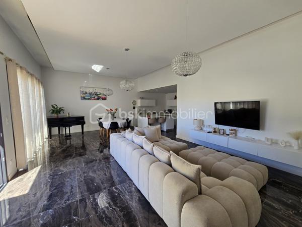 📍 À Niort, à moins de 10 minutes de l’hypercentre, découvrez cette maison contemporaine de plain-pied construite en 2022, offrant environ 139 m² habitables sur une parcelle de 340 m².

✨ Dès l’entrée, vous profitez d’une grande pièce de vie lumineuse avec salon, séjour et cuisine ouverte aménagée et équipée, pensée pour une vie conviviale et fonctionnelle.

🛏️ L’espace nuit se compose de 4 chambres, dont une suite parentale, ainsi qu’une chambre bénéficiant d’un espace spa privatif, véritable atout bien-être au quotidien.

🌡️ Côté confort, la maison est équipée d’un chauffage au sol alimenté par une pompe à chaleur, assurant une chaleur douce et homogène.

🧺 Un cellier complète l’espace intérieur, ainsi qu’un garage offrant un espace de rangement supplémentaire.

🌴 À l’extérieur, profitez d’un espace agréable et facile d’entretien avec piscine, idéal pour profiter des beaux jours sans les contraintes d’un grand terrain.

✅ Les points forts :
• Maison récente de 2022
• Plain-pied
• 139 m² habitables
• À moins de 10 min de l’hypercentre de Niort
• Grande pièce de vie lumineuse
• Cuisine ouverte aménagée et équipée
• 4 chambres
• Suite parentale
• Espace spa privatif
• Chauffage au sol
• Pompe à chaleur
• Cellier
• Garage
• Piscine
• Parcelle de 340 m²
• Extérieurs faciles d’entretien
• Maison nécessitant peu d’entretien