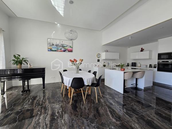 📍 À Niort, à moins de 10 minutes de l’hypercentre, découvrez cette maison contemporaine de plain-pied construite en 2022, offrant environ 139 m² habitables sur une parcelle de 340 m².

✨ Dès l’entrée, vous profitez d’une grande pièce de vie lumineuse avec salon, séjour et cuisine ouverte aménagée et équipée, pensée pour une vie conviviale et fonctionnelle.

🛏️ L’espace nuit se compose de 4 chambres, dont une suite parentale, ainsi qu’une chambre bénéficiant d’un espace spa privatif, véritable atout bien-être au quotidien.

🌡️ Côté confort, la maison est équipée d’un chauffage au sol alimenté par une pompe à chaleur, assurant une chaleur douce et homogène.

🧺 Un cellier complète l’espace intérieur, ainsi qu’un garage offrant un espace de rangement supplémentaire.

🌴 À l’extérieur, profitez d’un espace agréable et facile d’entretien avec piscine, idéal pour profiter des beaux jours sans les contraintes d’un grand terrain.

✅ Les points forts :
• Maison récente de 2022
• Plain-pied
• 139 m² habitables
• À moins de 10 min de l’hypercentre de Niort
• Grande pièce de vie lumineuse
• Cuisine ouverte aménagée et équipée
• 4 chambres
• Suite parentale
• Espace spa privatif
• Chauffage au sol
• Pompe à chaleur
• Cellier
• Garage
• Piscine
• Parcelle de 340 m²
• Extérieurs faciles d’entretien
• Maison nécessitant peu d’entretien