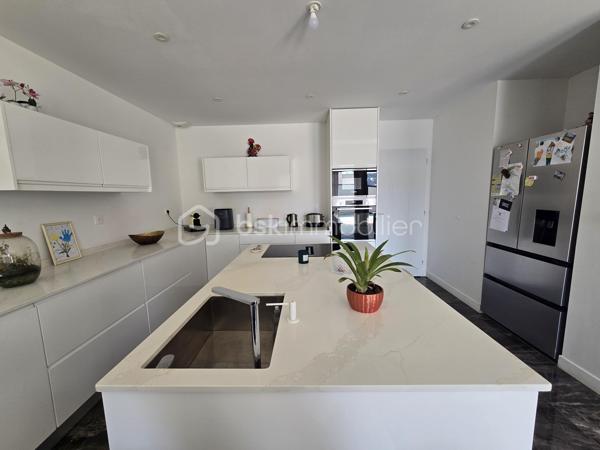 📍 À Niort, à moins de 10 minutes de l’hypercentre, découvrez cette maison contemporaine de plain-pied construite en 2022, offrant environ 139 m² habitables sur une parcelle de 340 m².

✨ Dès l’entrée, vous profitez d’une grande pièce de vie lumineuse avec salon, séjour et cuisine ouverte aménagée et équipée, pensée pour une vie conviviale et fonctionnelle.

🛏️ L’espace nuit se compose de 4 chambres, dont une suite parentale, ainsi qu’une chambre bénéficiant d’un espace spa privatif, véritable atout bien-être au quotidien.

🌡️ Côté confort, la maison est équipée d’un chauffage au sol alimenté par une pompe à chaleur, assurant une chaleur douce et homogène.

🧺 Un cellier complète l’espace intérieur, ainsi qu’un garage offrant un espace de rangement supplémentaire.

🌴 À l’extérieur, profitez d’un espace agréable et facile d’entretien avec piscine, idéal pour profiter des beaux jours sans les contraintes d’un grand terrain.

✅ Les points forts :
• Maison récente de 2022
• Plain-pied
• 139 m² habitables
• À moins de 10 min de l’hypercentre de Niort
• Grande pièce de vie lumineuse
• Cuisine ouverte aménagée et équipée
• 4 chambres
• Suite parentale
• Espace spa privatif
• Chauffage au sol
• Pompe à chaleur
• Cellier
• Garage
• Piscine
• Parcelle de 340 m²
• Extérieurs faciles d’entretien
• Maison nécessitant peu d’entretien