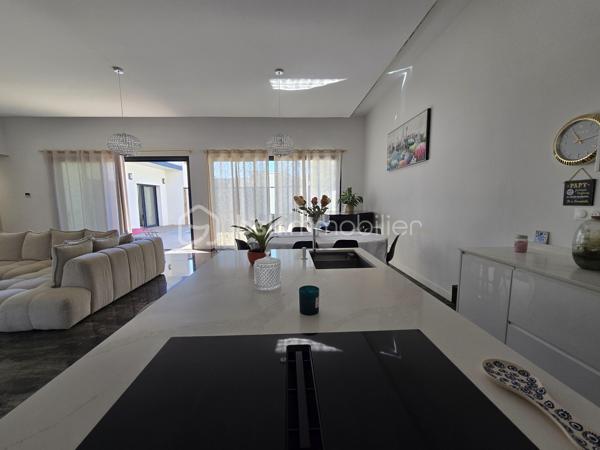 📍 À Niort, à moins de 10 minutes de l’hypercentre, découvrez cette maison contemporaine de plain-pied construite en 2022, offrant environ 139 m² habitables sur une parcelle de 340 m².

✨ Dès l’entrée, vous profitez d’une grande pièce de vie lumineuse avec salon, séjour et cuisine ouverte aménagée et équipée, pensée pour une vie conviviale et fonctionnelle.

🛏️ L’espace nuit se compose de 4 chambres, dont une suite parentale, ainsi qu’une chambre bénéficiant d’un espace spa privatif, véritable atout bien-être au quotidien.

🌡️ Côté confort, la maison est équipée d’un chauffage au sol alimenté par une pompe à chaleur, assurant une chaleur douce et homogène.

🧺 Un cellier complète l’espace intérieur, ainsi qu’un garage offrant un espace de rangement supplémentaire.

🌴 À l’extérieur, profitez d’un espace agréable et facile d’entretien avec piscine, idéal pour profiter des beaux jours sans les contraintes d’un grand terrain.

✅ Les points forts :
• Maison récente de 2022
• Plain-pied
• 139 m² habitables
• À moins de 10 min de l’hypercentre de Niort
• Grande pièce de vie lumineuse
• Cuisine ouverte aménagée et équipée
• 4 chambres
• Suite parentale
• Espace spa privatif
• Chauffage au sol
• Pompe à chaleur
• Cellier
• Garage
• Piscine
• Parcelle de 340 m²
• Extérieurs faciles d’entretien
• Maison nécessitant peu d’entretien