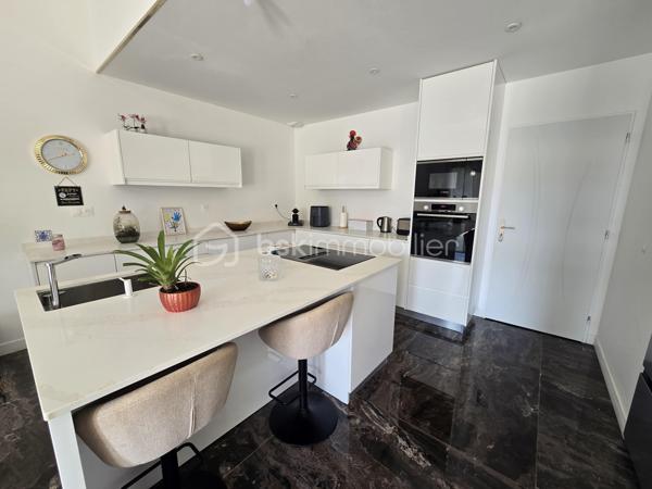 📍 À Niort, à moins de 10 minutes de l’hypercentre, découvrez cette maison contemporaine de plain-pied construite en 2022, offrant environ 139 m² habitables sur une parcelle de 340 m².

✨ Dès l’entrée, vous profitez d’une grande pièce de vie lumineuse avec salon, séjour et cuisine ouverte aménagée et équipée, pensée pour une vie conviviale et fonctionnelle.

🛏️ L’espace nuit se compose de 4 chambres, dont une suite parentale, ainsi qu’une chambre bénéficiant d’un espace spa privatif, véritable atout bien-être au quotidien.

🌡️ Côté confort, la maison est équipée d’un chauffage au sol alimenté par une pompe à chaleur, assurant une chaleur douce et homogène.

🧺 Un cellier complète l’espace intérieur, ainsi qu’un garage offrant un espace de rangement supplémentaire.

🌴 À l’extérieur, profitez d’un espace agréable et facile d’entretien avec piscine, idéal pour profiter des beaux jours sans les contraintes d’un grand terrain.

✅ Les points forts :
• Maison récente de 2022
• Plain-pied
• 139 m² habitables
• À moins de 10 min de l’hypercentre de Niort
• Grande pièce de vie lumineuse
• Cuisine ouverte aménagée et équipée
• 4 chambres
• Suite parentale
• Espace spa privatif
• Chauffage au sol
• Pompe à chaleur
• Cellier
• Garage
• Piscine
• Parcelle de 340 m²
• Extérieurs faciles d’entretien
• Maison nécessitant peu d’entretien