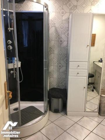 MAISON A VENDRE à CRECY SUR SERRE (AISNE) 02 comprenant : grand séjour, cuisine équipée, linger...