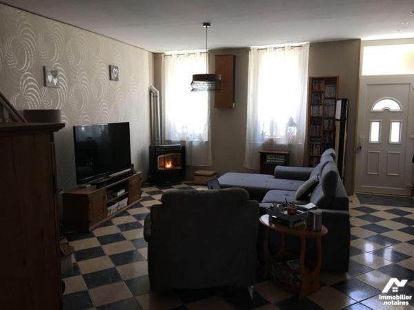 MAISON A VENDRE à CRECY SUR SERRE (AISNE) 02 comprenant : grand séjour, cuisine équipée, linger...