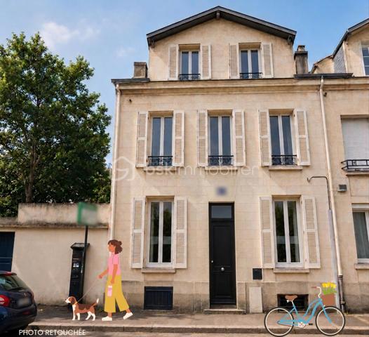 Bienvenue dans cette ÉLÉGANTE MAISON du XIXᵉ siècle, au cœur du Havre.
Le Havre – PLACE DANTON / SAINTE-ANNE.

Sandrine BERGERAULT vous présente : le charme de l'ancien associé au confort d'aujourd'hui !

À quelques pas du SQUARE HOLKER, découvrez cette belle MAISON FAMILIALE d'environ 125 m² habitables, où le cachet de l'ancien se marie harmonieusement avec les prestations actuelles.

Dès l'entrée, vous serez séduits par une belle pièce de vie traversante de 36 m², lumineuse et chaleureuse, sublimée par une CHEMINÉE ornementale en MARBRE BLANC.

Dans son prolongement, la cuisine familiale de 14 m², fonctionnelle et parfaitement aménagée, s'ouvre sur une agréable COUR À L'ABRI DES REGARDS, idéale pour profiter des beaux jours.

Ce niveau dispose également d'un WC indépendant et d'un accès à une CAVE TOTALE saine et ventilée.

Au 1er étage, vous découvrirez un espace BUREAU, DEUX CHAMBRES ainsi qu'une GRANDE SALLE DE BAIN avec baignoire, douche et double vasque.

Le dernier niveau accueille DEUX CHAMBRES SUPPLÉMENTAIRES, une SALLE DE DOUCHE et un WC indépendant.

Grâce à sa pompe à chaleur et ses menuiseries double vitrage, cette maison offre un confort appréciable tout au long de l'année.

📍 Un emplacement idéal pour une vie de famille !

Située dans un quartier dynamique et recherché, elle permet un quotidien facilité : ÉCOLES accessibles à pied, COLLÈGE des Ormeaux à proximité, CENTRE COMMERCIAL Coty à une dizaine de minutes et nombreux commerces du centre-ville.

Au Havre, la ville basse offre un véritable confort de déplacement : tout peut se faire À PIED, À VÉLO ou en transport en commun.

✰ SES ATOUTS ✰
✔ MAISON DE CARACTÈRE du XIXᵉ siècle
✔ Pièce de vie traversante et lumineuse
✔ Cuisine ouverte sur cour
✔ 4 chambres + bureau
✔ 2 salles d'eau
✔ 2 WC indépendants
✔ Cave totale saine et ventilée
✔ POMPE À CHALEUR récente
✔ Proximité écoles, commerces et transports

Une maison idéale pour une famille recherchant l'ESPACE, le CONFORT et une VIE CITADINE où tout est accessible facilement.

VISUELS et INFORMATIONS COMPLÉMENTAIRES sur demande :)